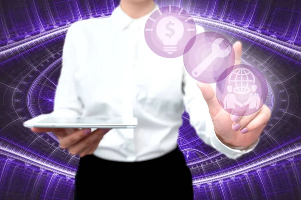 Lady in uniform staande staande tablet in de hand drukken Virtual Globe knop. Zakelijke vrouw die Tab Poining draagt voor nieuwe futuristische technologieën. — Stockfoto