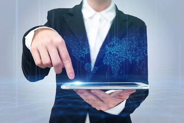 Lady In Uniform Standing Holding Tablet In Hand Presentera virtuell modern teknik. Affärskvinna bär Fliken Peka för nya futuristiska tech. — Stockfoto