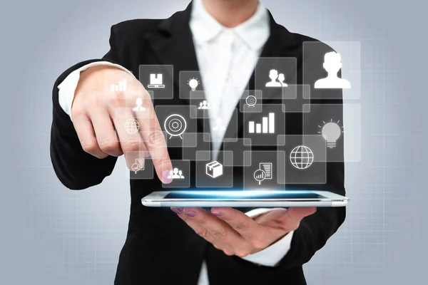 Lady In Uniform Standing Holding Tablet In Hand Presentera virtuell modern teknik. Affärskvinna bär Fliken Peka för nya futuristiska tech. — Stockfoto