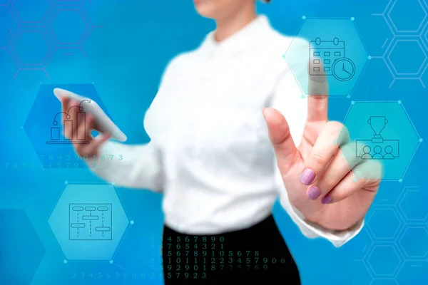 Lady in uniform staande staande tablet in de hand drukken Virtual Globe Button. Zakelijke vrouw die Tab Poining draagt voor nieuwe futuristische technologieën. — Stockfoto