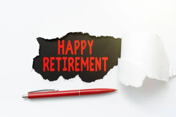 행복 한 은퇴를 알리는 영감. 매달 믿을 만 한 연금 수표를 받는 것에 대한 소문 이 지면에 적힌 펜으로 배경을 드러낸다 — 스톡 사진