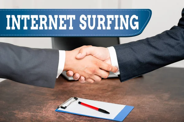 Logga in och visa Internet Surfing. Konceptuell foto surfa på Internet Navigera över hela världen webben Två professionella välklädda företag affärsmän Handslag Inomhus — Stockfoto