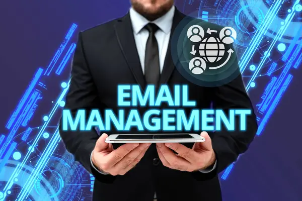 Schreiben von Text E-Mail Management. Geschäftsidee systematische Taktik bei der Maximierung von E-Mail-Praktiken Effizienz Mann in Büro einheitliche Holding Tablet Anzeige neuer moderner Technologie. — Stockfoto