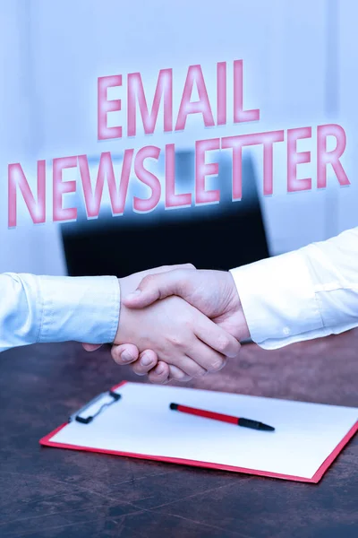 사진에는 Email Newsletter 라는 글자가 새겨져 있다. 두 개의 전문 잘 차려입은 기업 중역 핸드 셰이크 인도어 최근 뉴스를 청취자에게 알리기 위해 보내 진 비즈니스 컨셉 이메일 — 스톡 사진