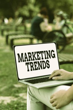 El yazısı tabelası Pazarlama Eğilimleri. İş yaklaşımında değişiklikler ve pazarda gelişmeler Ses ve Video Çağrı Yetenekleri İnsanları Birbirine Bağlıyor