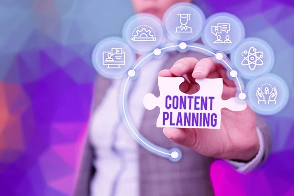 콘텐츠 기획 (Content Planning) 은 다음을 가리킨다. 컨셉 이 의미하는 바는 컨텐츠 비지니스 우먼 홀딩 퍼즐 조각풀어 주는 새로운 미래 기술. — 스톡 사진