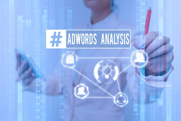 Signe d'écriture Adwords Analysis. Approche commerciale surveiller les campagnes et assurer le rendement des investissements dans les annonces Lady en uniforme toucher et en utilisant la technologie holographique futuriste. — Photo