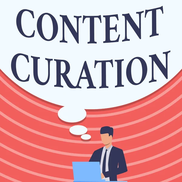 Tekstbord met Content Curation. Woord voor woord voor proces van het verzamelen van informatie met betrekking tot een bepaald onderwerp Zakenman in pak tekenen met behulp van laptop met groot idee Bubble. — Stockfoto