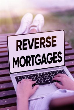 Ters İpotekleri gösteren bir tabela. Çevrimiçi İşler ve İnsanları Uzaktan Birbirine Bağlamak İçin Çalışan iş konsepti borçlandırıcısı