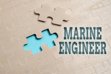 Kavramsal gösterim mühendisi. Bir geminin bakımı ve işletilmesi ile görevli ticari vitrin, yüzeyde çok renkli cilalanmış Örnek Küp Kutuları Yığını motordur