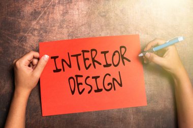 İlham veren iç tasarımı gösteren metin. İş dünyası, bir binanın iç dekorasyonunu tasarlama sanatını gözler önüne seriyor. Önemli Notlar Yazma, Beyin Fırtınası Yeni Tasarım ve İlham.