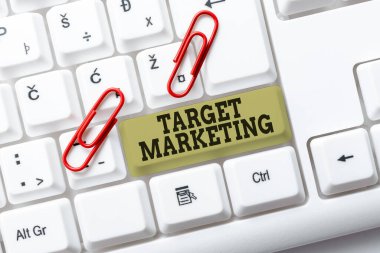 Metin Hedef Pazarlama gösterimi yazılıyor. Ürün Daktilo Oluşturan Şirket Belgeleri, Soyut Hızlı Yazım Fikirleri satın alacak potansiyel müşterilerden oluşan kavramsal fotoğraf grubu