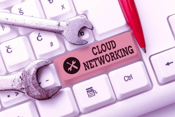 Skrivtecken för hand Cloud Networking. Begreppet källa och användning av en eller flera nätverksresurser Sammanfattning Fixa föråldrade webbplatser, Upprätthålla Internetanslutning — Stockfoto