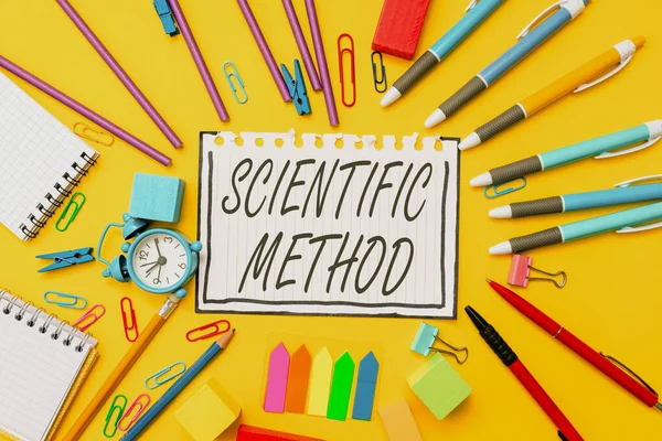 Schrijven met tekst Wetenschappelijke methode. Concept betekenis methode van procedure die de natuurwetenschappen heeft gekenmerkt Flashy School en Office Supplies Helder onderwijs en leren Collecties — Stockfoto