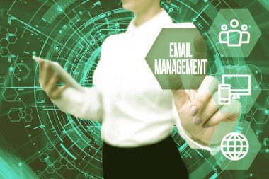 Kavramsal ekran E- posta Yönetimi. İş yaklaşımı, e-posta uygulamalarını en üst düzeye çıkarmak için sistematik taktik uygulaması Üniformalı Kadın Bekleme Sanal Telefon Sanal Basın Fütürist Teknolojisi.