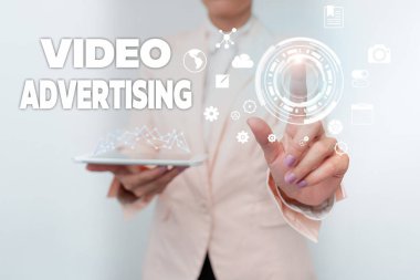 El yazısı metin video reklamcılığı. Sanal Ekran Arayüzü 'nde Dijital Veriye Dokunan Video İş Kadınları' nın olduğu çevrimiçi ekran reklamlarını kapsar.