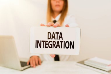 Metin Veri Bütünleşmesi gösteriliyor. İş fikri, farklı kaynaklarda ikamet eden verilerin birleştirilmesini, stajyerin yeni bir işe başlamasını ve öğrenci raporlarının sunulmasını içeriyor