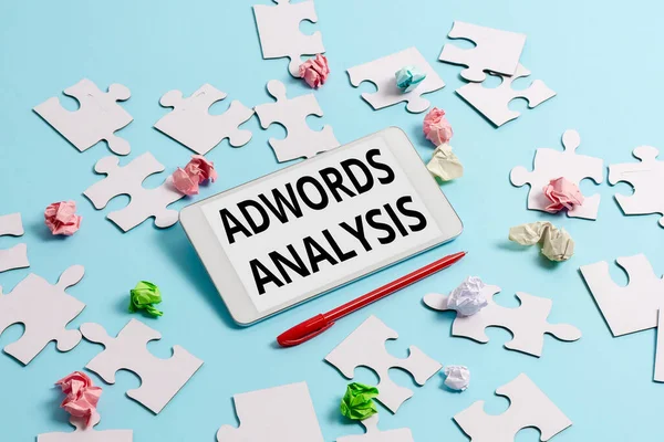 Adwords analízist mutató szöveges jel. Szó a kampányok nyomon követéséről és a hirdetések befektetési megtérülésének biztosításáról Brainstorming Technology Problems Improving and Upgrading Product — Stock Fotó