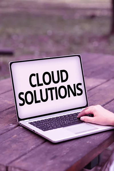 Inspiración mostrando signo Cloud Solutions. Servicios o recursos bajo demanda de fotos conceptuales a los que se accede a través de Internet Empleos en línea y trabajo Conexión remota de personas — Foto de Stock