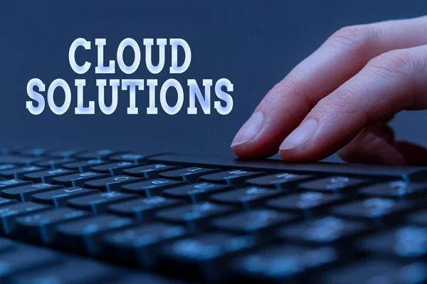 Текстовий заголовок, що представляє Cloud Solutions. Бізнес-концепція сервіси або ресурси, доступні через Інтернет Руки Натискання клавіатури Комп'ютерні клавіші Написання нових ідей . — стокове фото