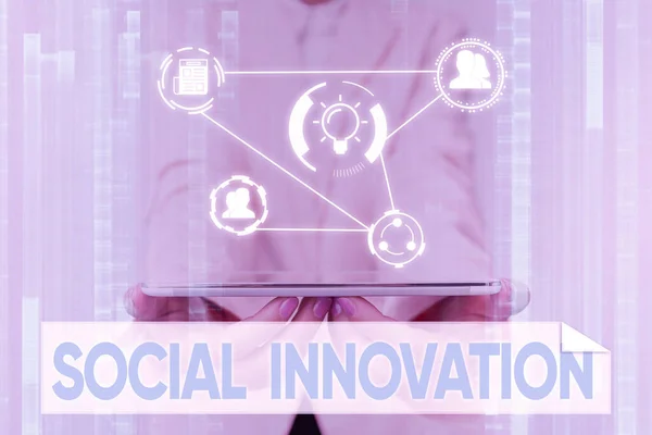 Konzeptionelle Präsentation sozialer Innovation. Wort für Praktiken, die darauf abzielen, soziale Bedürfnisse besser zu erfüllen Lady in Uniform Berührung und Verwendung futuristischer holographischer Technologie. — Stockfoto