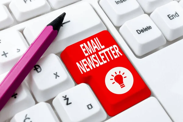 글쓰기 Email Newsletter. 인터넷 컨셉트 이메일은 중요 한 데이터 코드를 입력하는 최신 뉴스 타입 제품 타이틀 및 설명을 청중에게 알리기 위해 발송되었습니다. — 스톡 사진