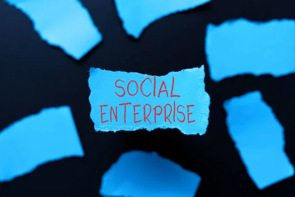 Πινακίδα γραφής χεριών Social Enterprise. Εμπορική οργάνωση επιχειρηματικής προσέγγισης που έχει συγκεκριμένο κοινωνικό στόχο Αφηρημένη εστίαση σε μια ενιαία ιδέα, επίλυση της έννοιας του κύριου προβλήματος — Φωτογραφία Αρχείου