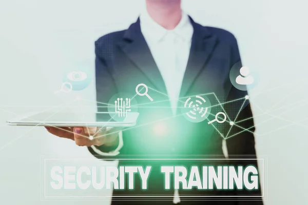Tekst pokazujący inspirację Szkolenie z zakresu bezpieczeństwa. Koncepcja oznacza zapewnienie szkolenia w zakresie świadomości bezpieczeństwa dla użytkowników końcowych Kobieta w mundurze Wyświetlanie urządzenia mobilnego Futurystyczny Virtual Tech. — Zdjęcie stockowe