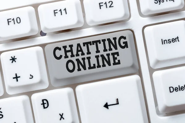 Teksten weergeven Chatten Online. Concept betekent type realtime transmissie van tekstberichten online Typing Program Schedule, Retyping and Debugging Program String Codes — Stockfoto