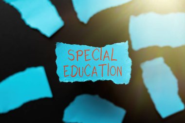 Özel Eğitimi gösteren metin işareti. Zihinsel sorunları olan öğrencilere verilen ve tek bir fikre odaklanan ve ana sorunu çözen internet kavramı.