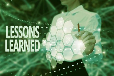 Ders Öğrenilmiş 'i gösteren metin işareti. İş dünyası, Bayan Üniformalı Tutma Tableti Sanal olarak Fütürist Teknoloji Yazarken edinilen bilgi veya anlayışı gözler önüne seriyor..