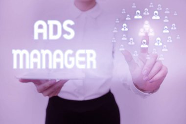 Kavramsal başlık Eds Analysisager. Sanal Düğmeye Basıp Fütürist Teknolojiyi Gösteren Bayan Tutma Tableti 'nin reklam faaliyetlerini denetlemek ve kontrol etmek.