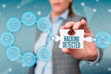 Hackleme saptandı. İş yaklaşımı, İş kadını yapboz parçasının yeni gelecekçi teknolojinin kilidini açan veriye erişimini veya yetkisiz erişimini belirler.