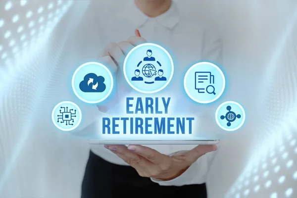 Texto de caligrafia Early Retirement. Business showcase prática de deixar o emprego antes da idade legal Lady In Uniform Standing Holding Tablet Typing Futuristic Technologies. — Fotografia de Stock