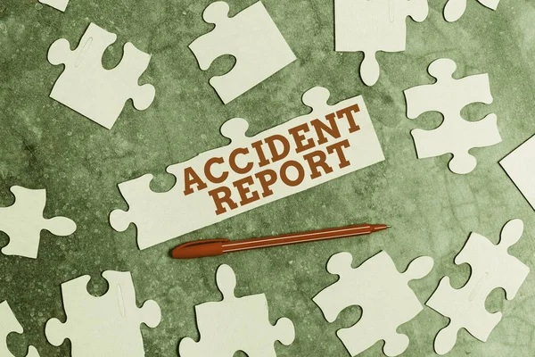 Handschriftlicher Unfallbericht. Geschäftsansatz formale Aufnahme des Unfalls oder der Verletzung, die eingetreten ist Erstellen eines unfertigen weißen Puzzles mit fehlendem letzten Stück — Stockfoto