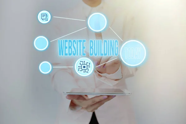 Ispirazione mostrando segno Website Building. Strumenti vetrina aziendale che in genere consentono la costruzione di siti Web Lady Holding Tablet Premendo sul pulsante virtuale Mostrando tecnologia futuristica. — Foto Stock