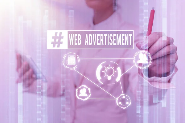 Υπογραφή εμφάνισης διαφήμισης στο Web. Επιχειρηματική στρατηγική μάρκετινγκ έννοια που περιλαμβάνει τη χρήση του Διαδικτύου Lady σε ομοιόμορφη Αγγίζοντας και χρησιμοποιώντας φουτουριστικό ολογραφική τεχνολογία. — Φωτογραφία Αρχείου