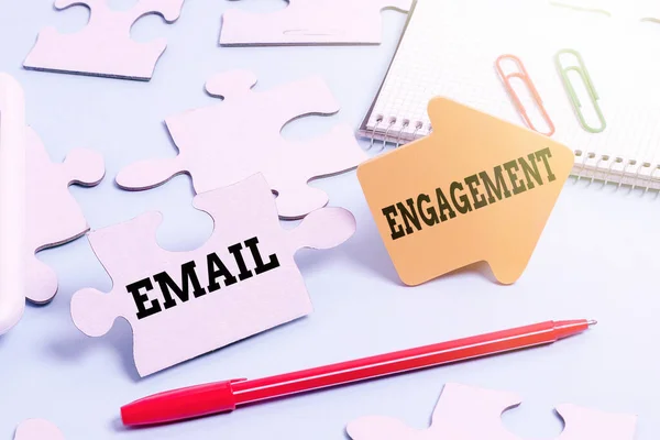 Почерк текста Email Engagement. Деловая витрина измеряет, как абоненты участвуют в электронных кампаниях. — стоковое фото