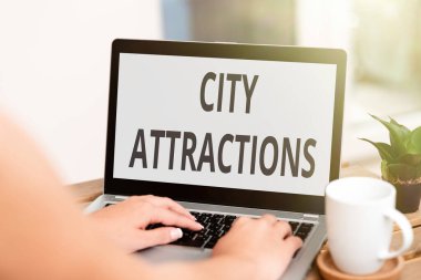 City Attractions 'ı gösteren bir tabela. Zevk ve ilgi için ziyarette bulunan İnternet İşleri ve İnsanları Uzaktan Birleştiren İşletme Vitrinleri