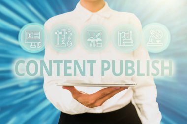 İçerik Yayınını gösteren metin işareti. İş yaklaşımı, Sanal Modern Teknolojiyi sunan Bayan Üniformalı Ayakta Duran Tablet El 'e içerik hazırlar ve dağıtır.