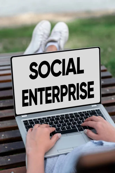手写签名《社会企业》。概念是指具有特定社会目标的在线工作和将人们远程联系在一起的商业组织 — 图库照片
