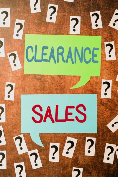 Text bildtext med Clearance Sales. Affärsidévaror till reducerade priser för att bli av med överflödiga lager Ifrågasättande Osäkra tankar, diskutera olösta problem — Stockfoto