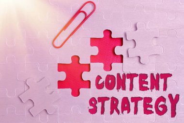 Metin İçeriği Stratejisi Yazılıyor. İş dünyası, içeriğin geliştirilmesini ve yönetimini gözden geçirir Tamamlanmamış bir Yapboz Deseni Eksik Parçalı Bulmaca