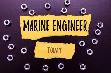 Kavramsal başlık Deniz Mühendisi. Geminin bakımı ve işletilmesi ile ilgili iş genel değerlendirmesi motor atölyesi geliştirme fikirleri verimlilik ilhamları ve çözümleridir