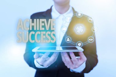 Metin gösterimi yazılıyor Başarı. İstenilen sonuca ulaşmak için iş yaklaşımı ya da Üniformalı Kadın Tutucu Telefonun Başarı ve Geleceğin Sanal Görüntüsünü Gösterme