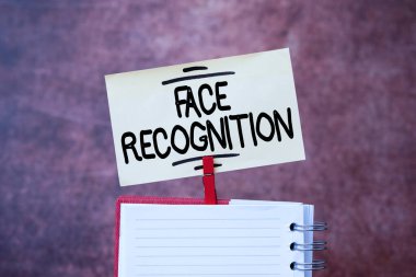 Yüz Tanıma 'yı göster. Yeni Çözümler ve Cevaplar Daha Fazla İpucu Arayan Yeni Fikir Beyin Fırtınası yapan bir bilgisayarın insan yüzlerini tarama ve tanıma yeteneği