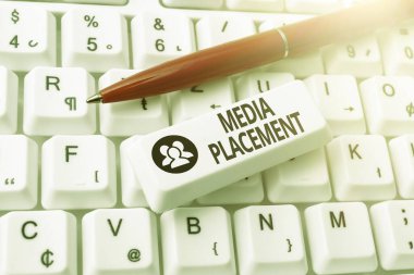 Medya Yerleşimi 'ni gösteren imza. İnternet Fikirlerinizi Yazan İnternet Tarama ve Çevrimiçi Araştırma Çalışması kullanarak reklam mesajınızı yerleştirme yöntemini kabul edin