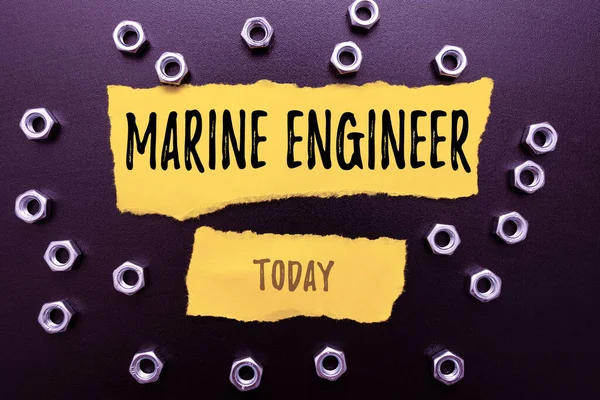 Kavramsal başlık Deniz Mühendisi. Geminin bakımı ve işletilmesi ile ilgili iş genel değerlendirmesi motor atölyesi geliştirme fikirleri verimlilik ilhamları ve çözümleridir