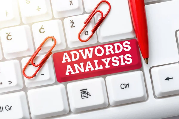 Adwords分析の表示に署名します。Wordは、モニターキャンペーンに書き込まれ、広告への投資収益を確保する新しいソーシャルメディアコンテンツを投稿,アブストラクトオンラインブログページの作成 — ストック写真