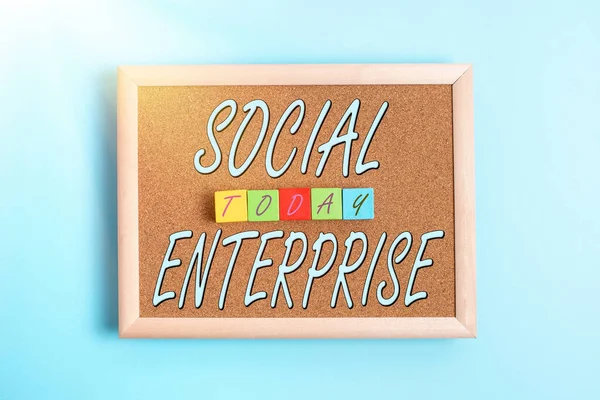 Az ihlet a Social Enterprise jele. Internet Concept kereskedelmi szervezet, amely konkrét társadalmi célkitűzés halom minta kocka téglalap alakú dobozok felületen polírozott többszínű — Stock Fotó